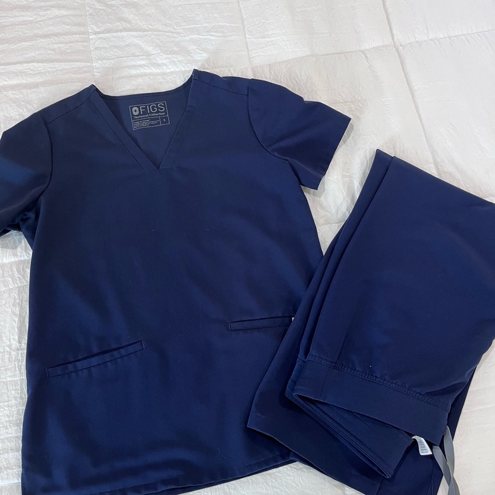 Navy blue Figs scrubs. Top is small. Bottoms are mp.